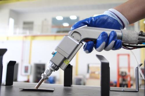 Laser hand-held welding head helps kitchen utensil welding