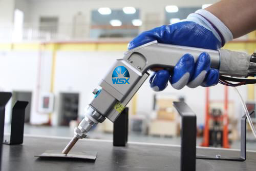 How to operate and maintain the handheld laser welding head?